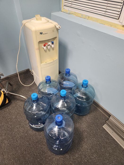 Диспенсър за вода с 6 бр. празни галони