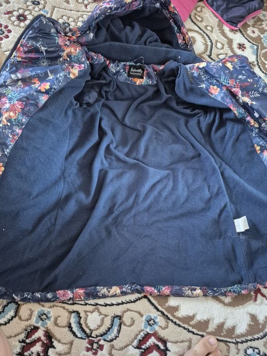 Продам куртки на девочку