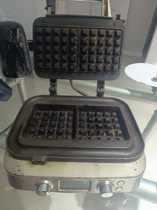 Вафельница BORK G-700