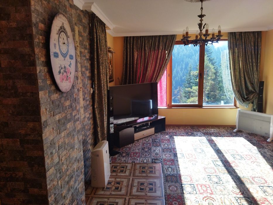 Продава тристаен апартамент в топ центъра на Пампорово