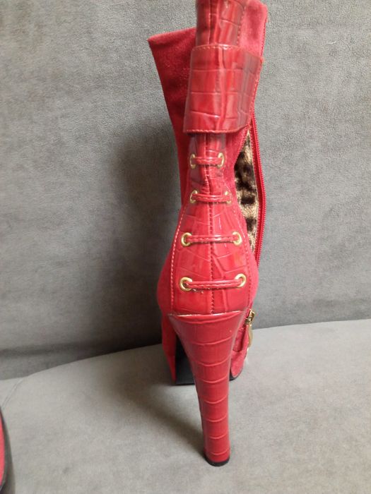 Продам женские ботинки