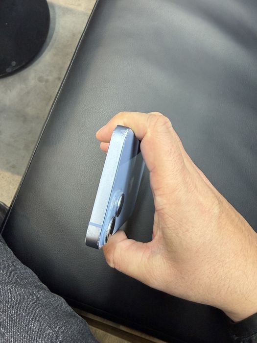 Продам айфон рабочии голубого цвета