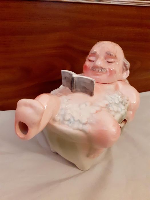 Два порцеланови чайника:"Слонче" и "В банята"