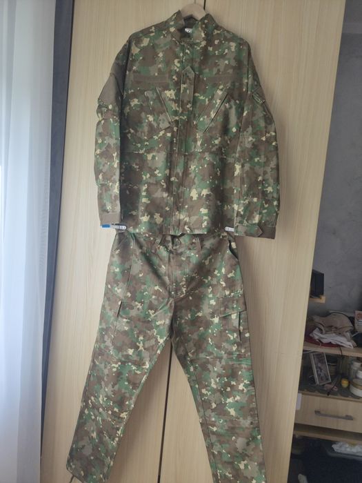 De vinzare  costum de camuflaj  de armată