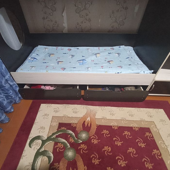 Продам двухъярусный кровать почти новая качественная размер 180х80х170