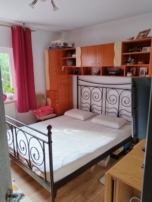 Mobila dormitor: doua șifoniere si pat si pat cu saltea cu trei uși și