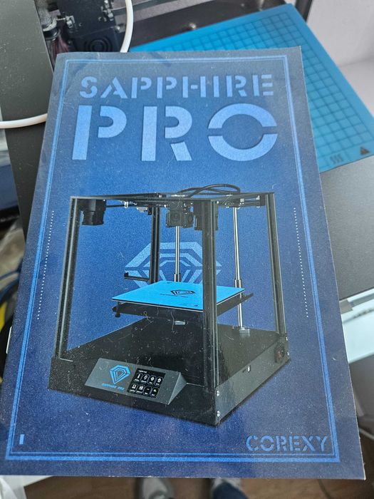 Vând imprimantă 3D Twotrees SP-3 Sapphire Pro CoreXY, cu carcasă/enclosure — uși frontale, panouri laterale și spate.