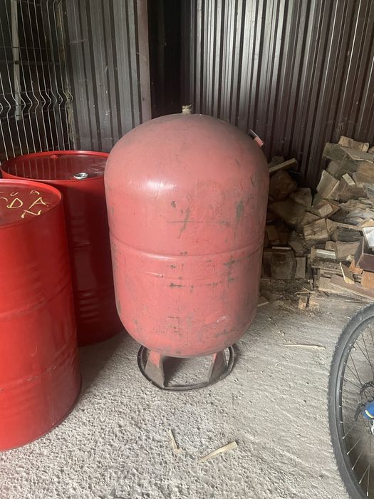 Vand vas de expansiune la super pret 300 litri