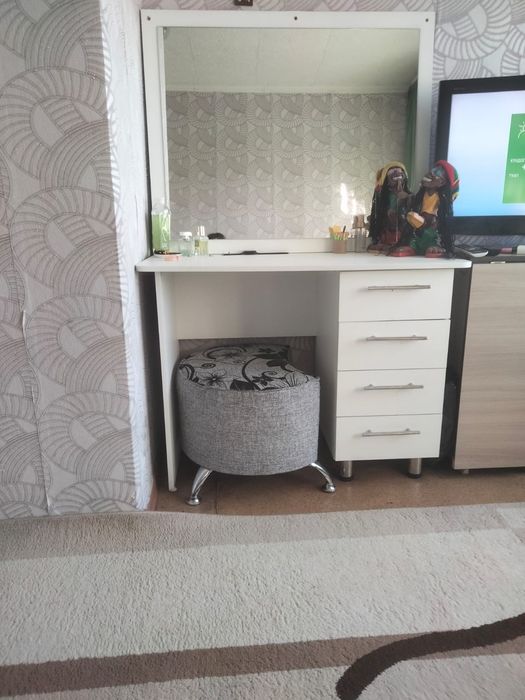 Продам шкаф, стол, машинка