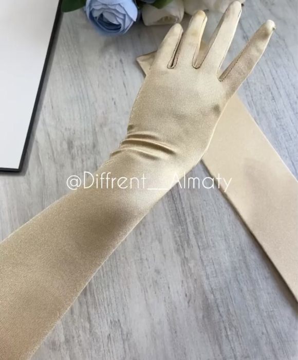 Атласные перчатки
