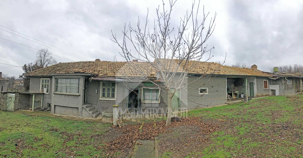 Тухлена къща с двор 1.6 дка, КЛАДЕНЕЦ и атрактивна локация в Плиска!