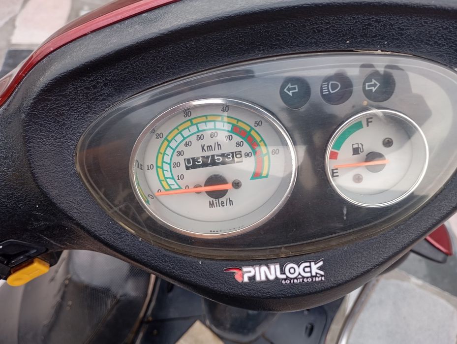 Продам скутер Yadea