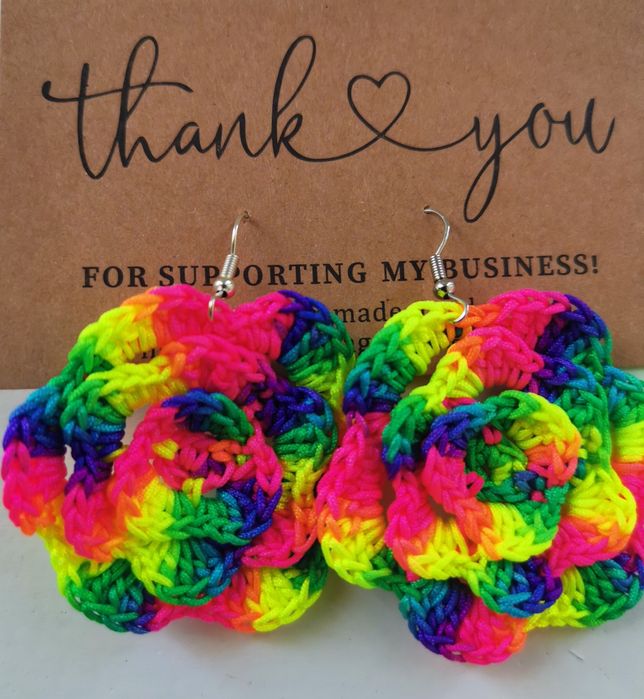 Многоцветни обеци изплетени на една кука