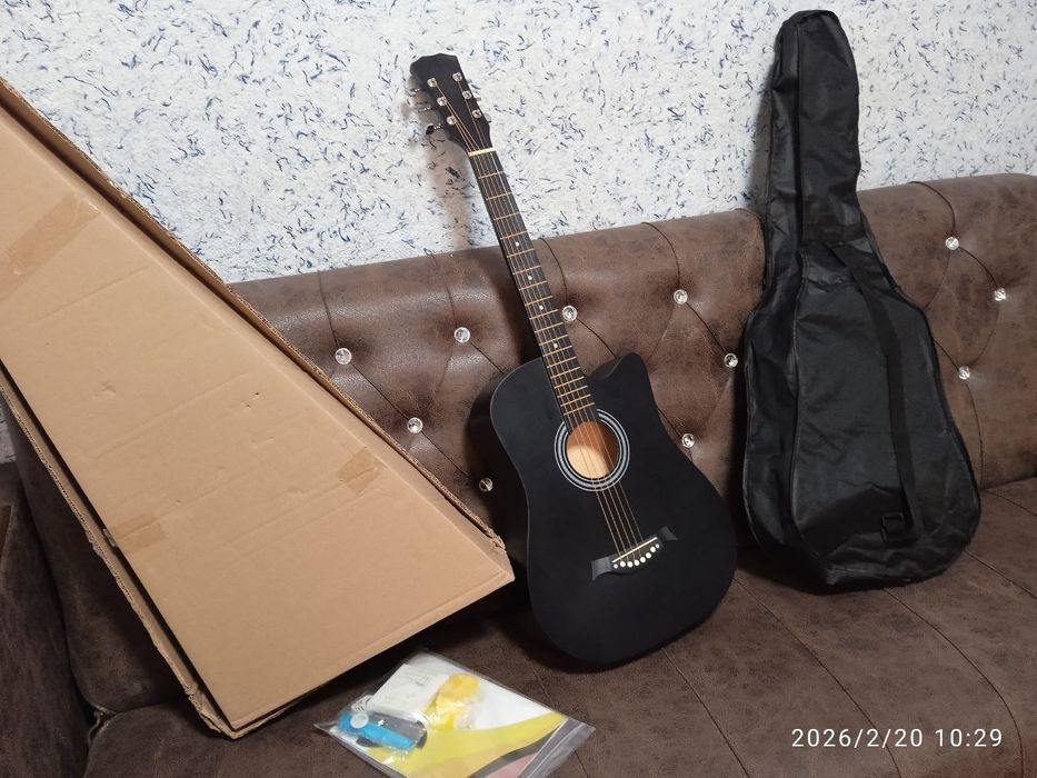 Akustik _gitara. Razmer_41
Rangi qora. Mantiviy.
Sozi yaxshi
2ta zapas