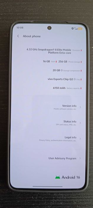 Продавам геймърски смартфон iQOO 13, черен (Alpha), 16GB/256GB, като нов с гаранция, бяло зарядно и USB-A - USB-Type C кабел