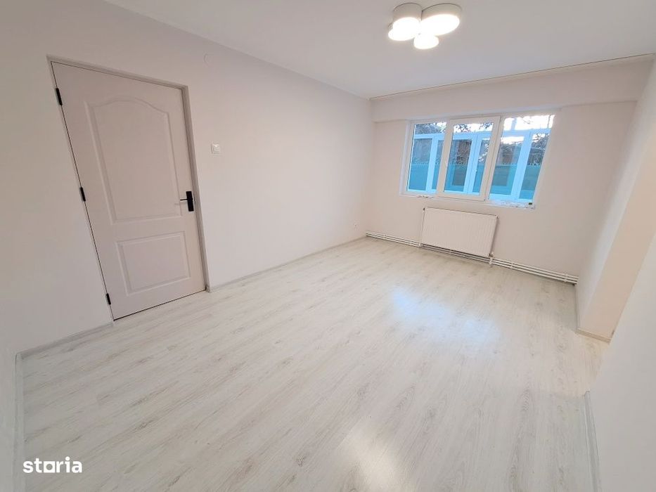 Apartament 3 camere, parter cu balcon, Renovat-Bacau