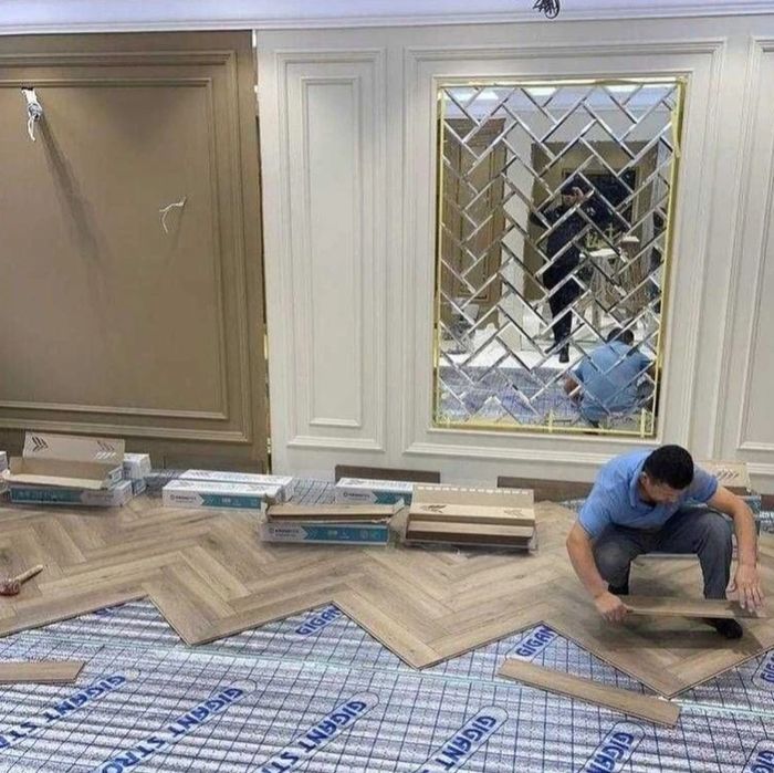 Семейная пара профессионально клеим обои