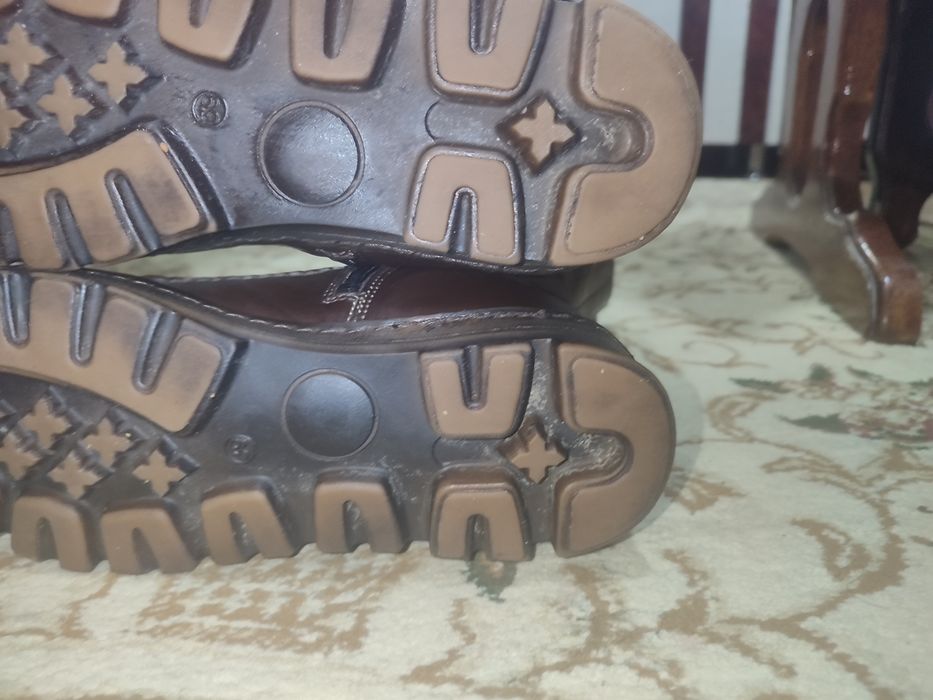 женские кожаные ботинки ,привозные очень теплые.