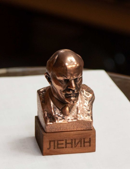 Бюстове на революционери-Ленин,Че Гевара,Атататюрк