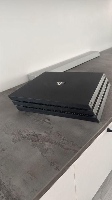 PlayStation 4 Pro 1 TB + 2 manete