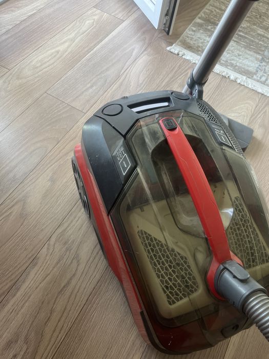 пылесос Thomas, красного цвета