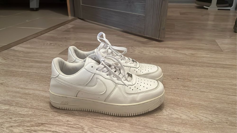 Продам кроссовки и замшевые ботиночки