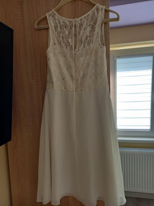 Официална рокля в бледо кремав цвят до бяло