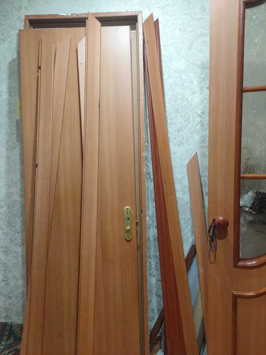 Продам за бесценок 2 двери (ванная/туалет) в комплекте с коробкой