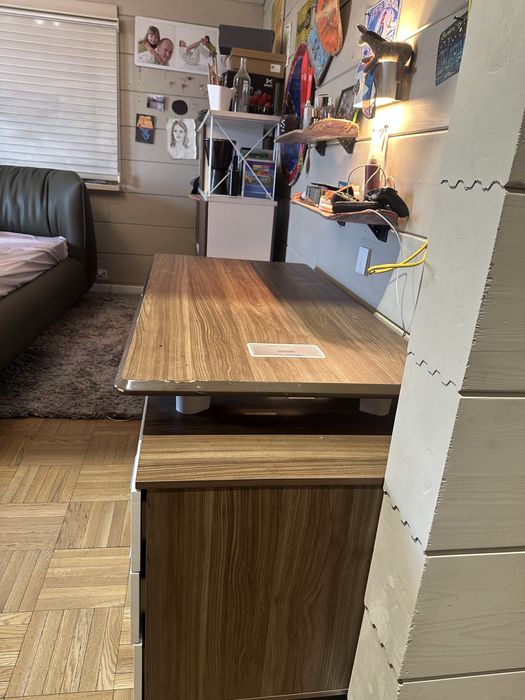 Письменый деревяный стол