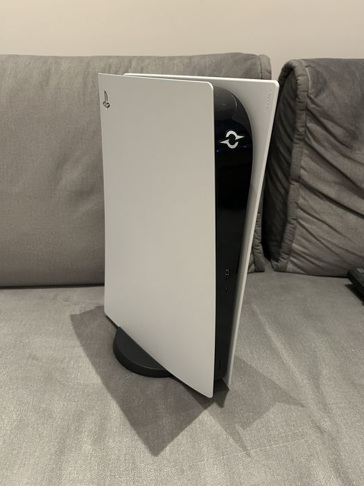 PlayStation 5 Digital + 2 controllere | Stare foarte bună