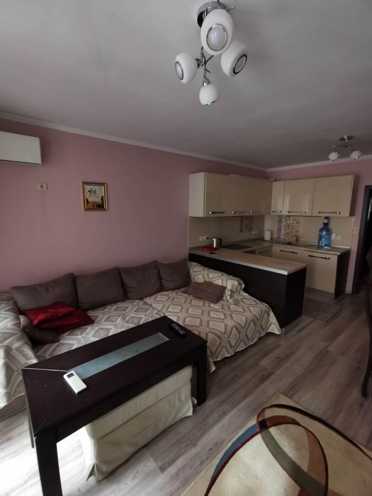 Тристаен, под наем, Център