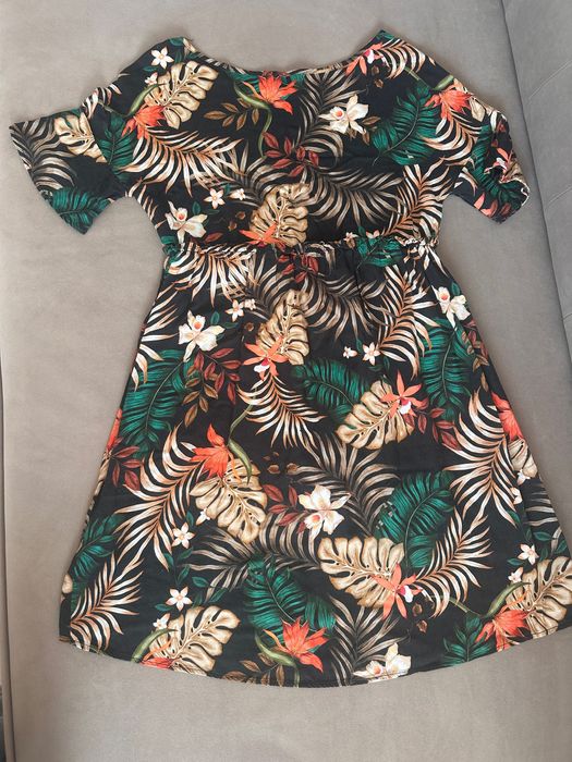 Къса цветна  разкроена рокля с ръкав камбанка