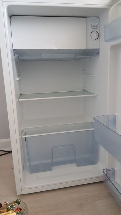 продаем новый холодильник с морозильком внутри