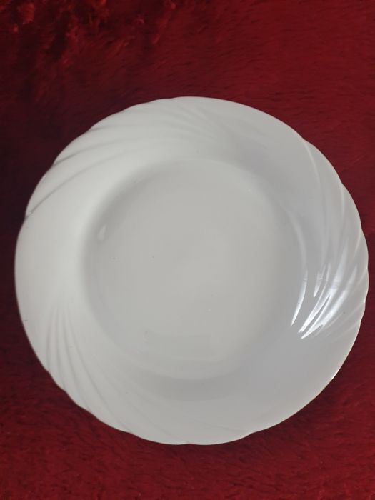 Чинии със златен кант.