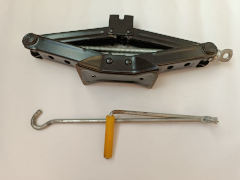 Домкрат автомобильный