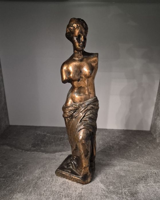 Statuetă decorativă Zeița Afrodita din antimoniu poleită cu cupru, înnălțime 24cm.
