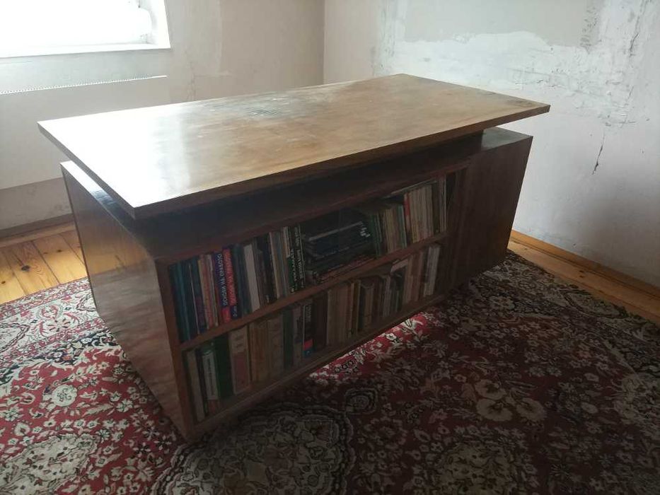 Елегантно и практично масивно бюро