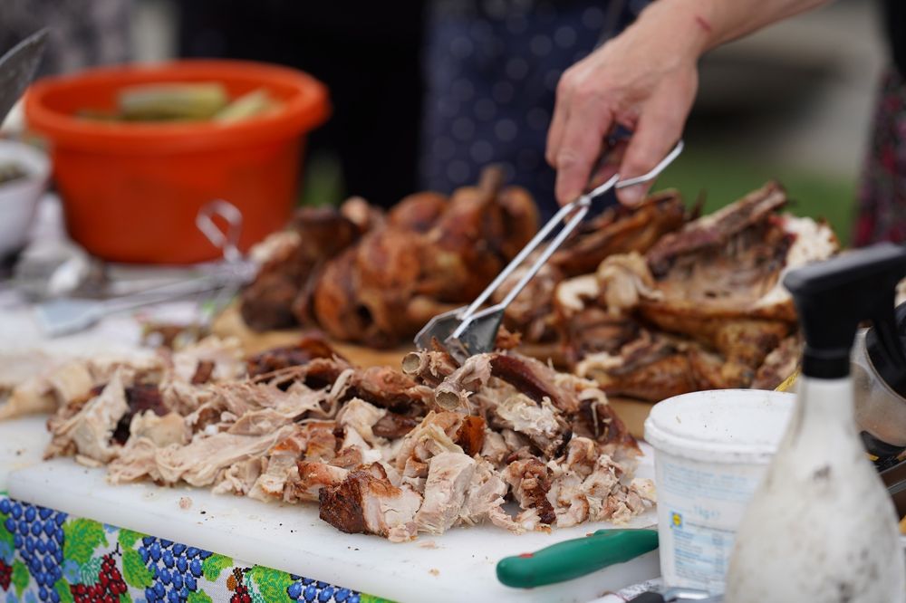 Gătim la proțap, la jar, la smoker și la ceaun. Meniuri personalizate, gătit în fața invitaților, factură fiscală și servicii în toată România