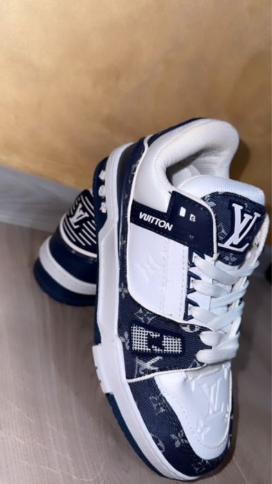 Adidasi Louis Vuitton