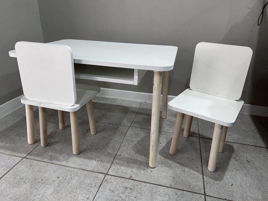 Детский стол и два стула