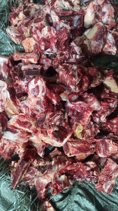 Для собачек косточки говядины.