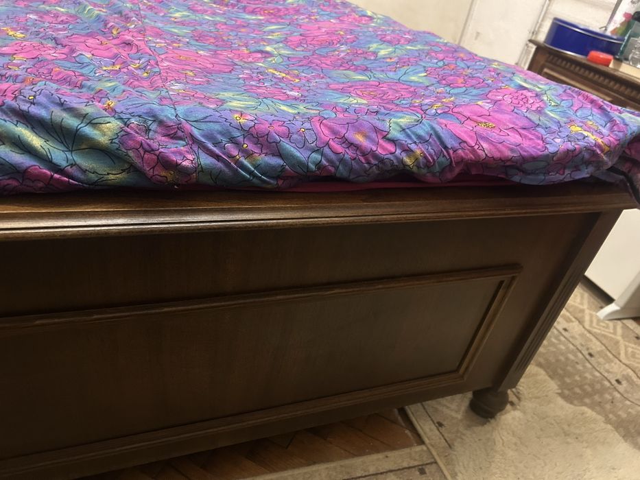 Масивна спалня от естествено дърво