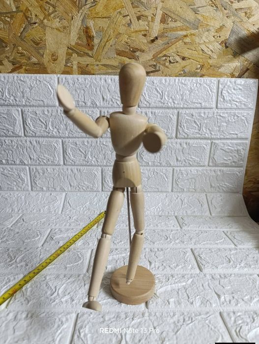 Стар дървен манекен