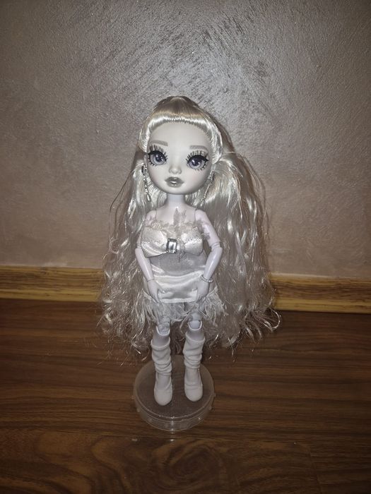 Papusa Rainbow High Alba