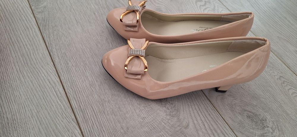 Pantofi crem damă