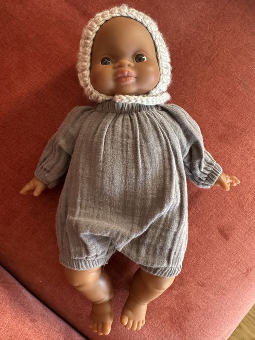 Vand bebelus Minikane Oscar, cu hainute, 28 cm