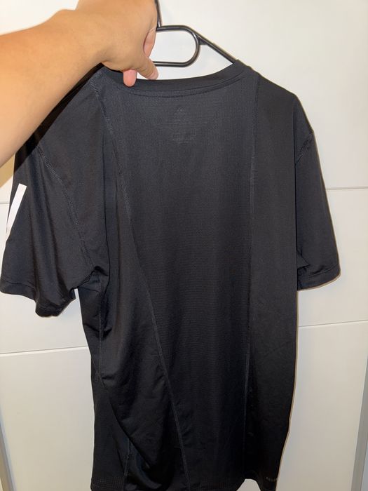 Vand tricou Adidas.