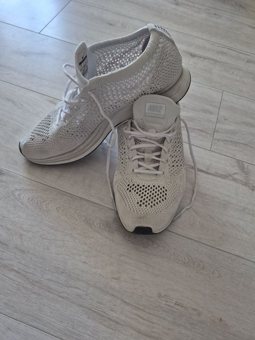 Nike Flyknit Racer „Triple White / Goddess” (cod 526628-100)
