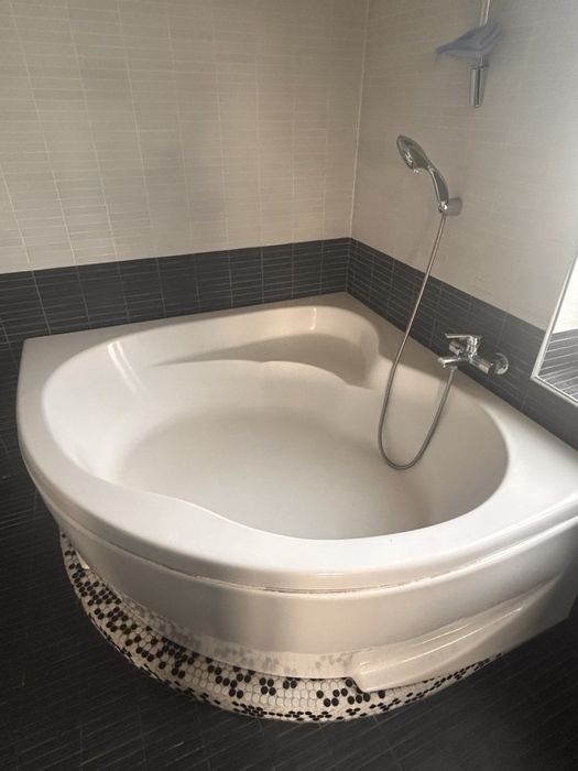 Продаю сантехнику: ванна (джакузи), унитаз, биде, смесители.