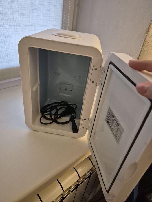 Мини-холодильник для лекарств, напитков и косметики